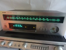 Biete zum Verkauf denn Denon AM-FM Stereo Tuner ST-3380 an, der Drehknopf fehlt.