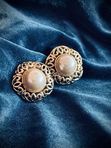 Vintage trifari clip - vintage,