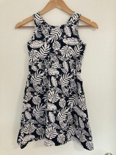 schwarz-weißes, ärmelloses Sommerkleid mit Farn-Motiv in Größe 146/152