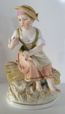 Antike KPM Berlin Figur, Mädchen auf Ährenbündel,Porzellan,polychrom bemalt/Gold