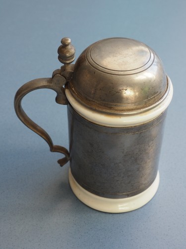Antiker porzellan bierkrug mit - antiker, porzellan-bierkrug