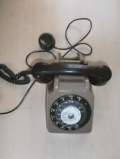 Altes französisches Telefon mit zusätzlichem Mithör-Lautsprecher