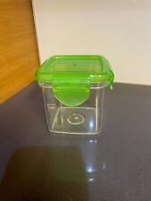 Kleine Kunststoffdose 200 ml, transparent mit grünem Deckel 7x7x7 cm