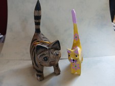 2 Katzenfigur aus Holz,  aus Sammlung, braun getiegrt + gelb mit rosa Muster