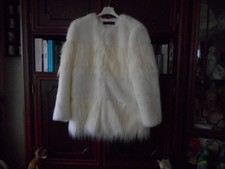 Schicke weiße Felljacke von