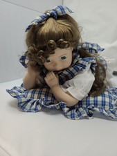 Liegende Porzellanpuppe