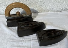 3 Nostalgische Eisen Bügeleisen Glätteisen mit Wechselgriff Art Dèco 30er Jahre