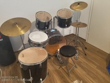 Stagg TIM-Serie Schlagzeug – Komplettset mit Yamaha-Becken, Hocker & Sticks​