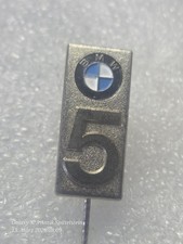 Anstecknadel Logo und 5er BMW