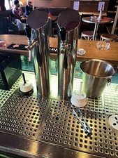 gastronomieauflösung / Tresen mit Zapfhähnen und Kühlung 