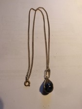 Halskette mit gefasster Kugel