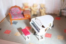 Alte Puppenstuben Möbel Klavier und Sofa  