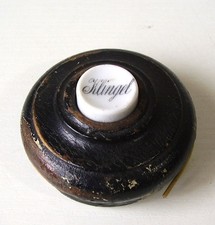 Antiker Klingel Knopf mit Holz