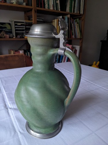 Grüner keramikkrug mit - keramikkrug,