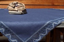 Pflegeleichte Tischwäsche Kufstein mit Spitze dunkelblau