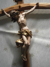 Holzkreuz mit Jesusfigur,  44