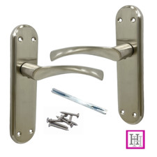 Genova Türgriffe Satin Twist Hebelverriegelung auf moderner Marina Backplate Innenraum