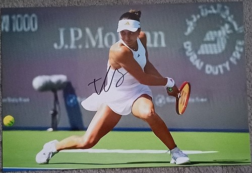 Iva jovic gibt den ball - jovic,