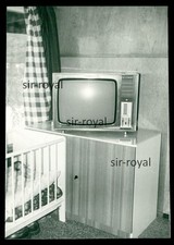 DDR Fernseher neben Kinderbett
