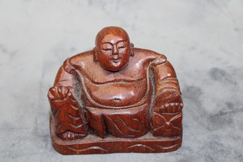 Sitzende buddha figur aus holz - buddha,
