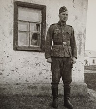 Soldat in Uniform Wehrmacht steht vor Haus Fenster Bauernhaus II. Weltkrieg Foto