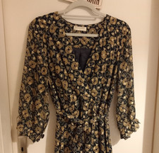 Empirekleid v. Maison Hotel