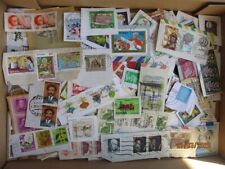 100 Gramm Briefmarken alle Welt auf Papier eng geschnitten daher sehr ergiebig