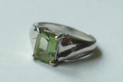 Ring hellgrüner geschliffener