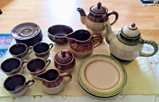 Geschirrset braun aus