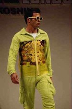 701004 Michiko Koshino grün und gelb Kunststoff Jump Suit A4 Fotodruck