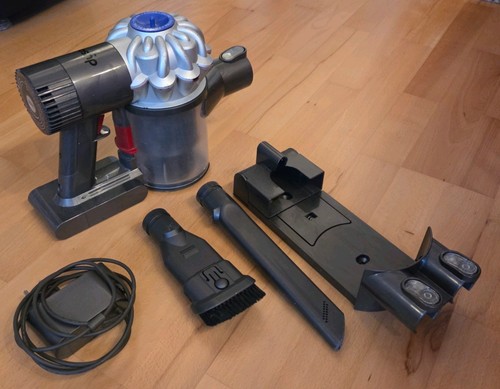 Dyson mit ladestation und - v6,