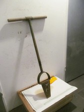 großes Kegelförmiges Pflanzeisen mit Trittstufe aus Forstbetrieb 94 cm lang