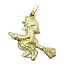 Hexe fliegend auf Besen