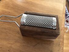 Olivenholz. Parmesanreibe mit Holzbehälter. Käsereibe. Muskatreibe