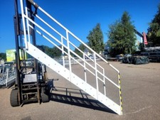 Treppe Stahltreppe Höhe ca 200cm verzinkter Gitterrost 11 Stufen Wangen lackiert