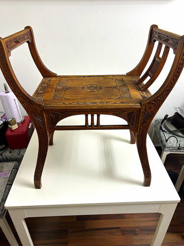 Handgeschnitzter holz hocker - handgeschnitzter, holz-hocker