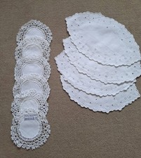 Tischdeckchen, oval und rund, Häkelspitze Handarbeit und Lochstikerei