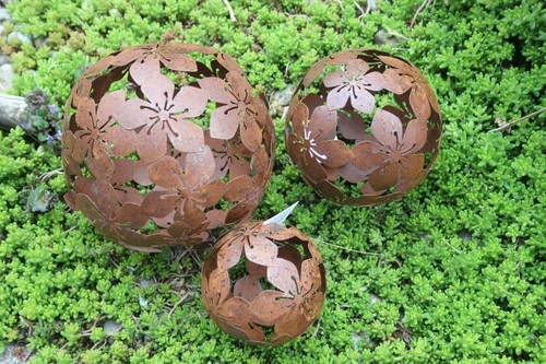 Gartenkugel aus metall braun - gartenkugel,