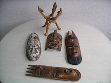 Konvolut Afrikanische Wandkunst Wandschmuck 4 Holzmasken + Dreibein