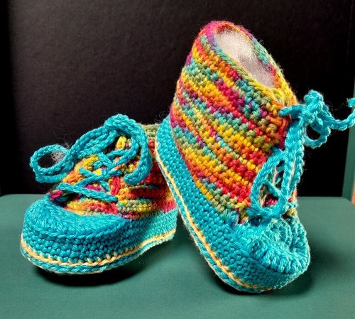 Baby chucks gehäkelt mit - chucks,