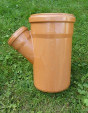 KG Rohr →Abzweig→200/100→45°→Dichtung i.O.