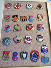 23 x U.S. Army Unit Crest mit  Korkbrett