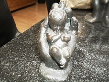 Dorothea Steigerwald Sitzendes Baby in der Hand 12 cm hoch Arastome hat ein paar