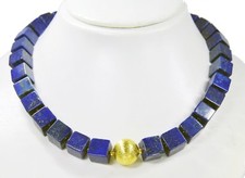 Halskette aus Lapislazuli Würfelform mit einer mattierten Metallkugel Goldfarbe