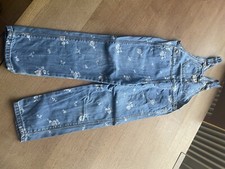 Oshkosh Latzhose Jeans blau ￼mit Blümchendruck Kinder T5 5Jahre
