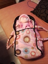 Puppe mit Tragetasche