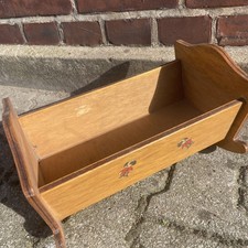 Alte Puppenwiege aus Holz, guter Zustand