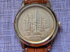 goldfarbene Herren- Armbanduhr