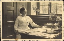 Foto Ak Deutsche Krankenschwester am Schreibtisch, Dienstkleidung,... - 10060129