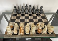 Sehr attraktives elfenbeinfarbenes Schachspiel aus Onyx  35 x 35 cm
